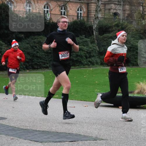 08.12.2024 - St. Pauli X-Mass-Run No. 14 Strokosch-Dieckow http://msf.ph/oto/7504664 08.12.2024 09:38:02 Laufen 1946, 3023, 2911 meine-sportfotos.de