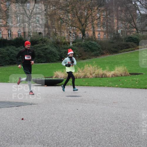 08.12.2024 - St. Pauli X-Mass-Run No. 14 Strokosch-Dieckow http://msf.ph/oto/7504708 08.12.2024 09:38:20 Laufen 799, 2972 meine-sportfotos.de