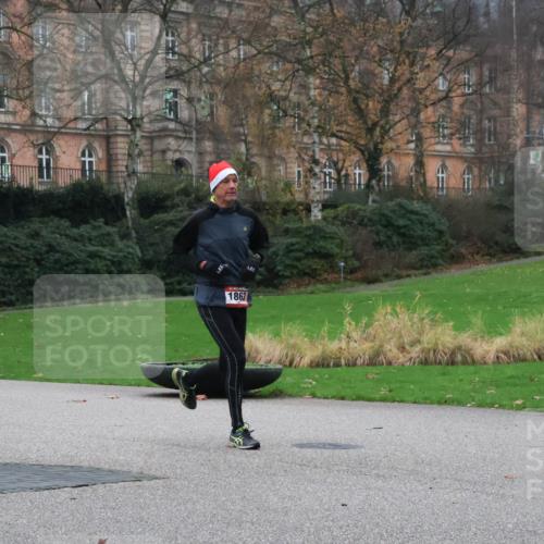 08.12.2024 - St. Pauli X-Mass-Run No. 14 Strokosch-Dieckow http://msf.ph/oto/7504723 08.12.2024 09:38:22 Laufen 842, 2840, 1863 meine-sportfotos.de