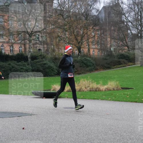 08.12.2024 - St. Pauli X-Mass-Run No. 14 Strokosch-Dieckow http://msf.ph/oto/7504724 08.12.2024 09:38:22 Laufen 842, 2840, 186 meine-sportfotos.de