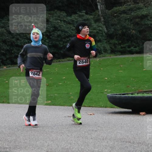 08.12.2024 - St. Pauli X-Mass-Run No. 14 Strokosch-Dieckow http://msf.ph/oto/7504727 08.12.2024 09:38:23 Laufen 2842, 2840 meine-sportfotos.de