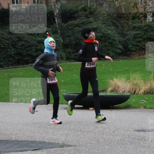 08.12.2024 - St. Pauli X-Mass-Run No. 14 Strokosch-Dieckow http://msf.ph/oto/7504730 08.12.2024 09:38:23 Laufen 2932, 2842, 2840 meine-sportfotos.de