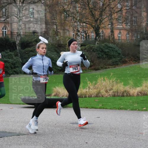 08.12.2024 - St. Pauli X-Mass-Run No. 14 Strokosch-Dieckow http://msf.ph/oto/7504751 08.12.2024 09:38:25 Laufen 755, 763 meine-sportfotos.de