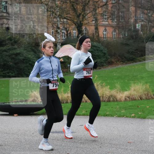 08.12.2024 - St. Pauli X-Mass-Run No. 14 Strokosch-Dieckow http://msf.ph/oto/7504754 08.12.2024 09:38:26 Laufen 755, 763 meine-sportfotos.de