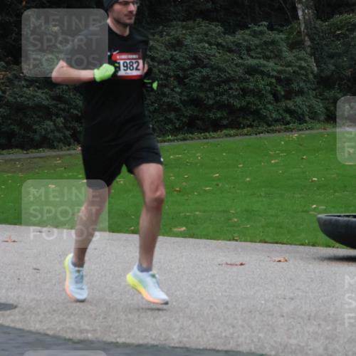 08.12.2024 - St. Pauli X-Mass-Run No. 14 Strokosch-Dieckow http://msf.ph/oto/7504776 08.12.2024 09:38:30 Laufen 1982 meine-sportfotos.de