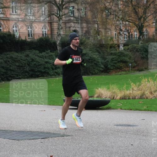 08.12.2024 - St. Pauli X-Mass-Run No. 14 Strokosch-Dieckow http://msf.ph/oto/7504782 08.12.2024 09:38:30 Laufen 1982 meine-sportfotos.de