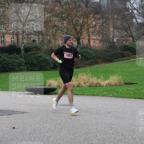 08.12.2024 - St. Pauli X-Mass-Run No. 14 Strokosch-Dieckow http://msf.ph/oto/7504786 08.12.2024 09:38:31 Laufen 1982 meine-sportfotos.de