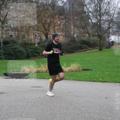 08.12.2024 - St. Pauli X-Mass-Run No. 14 Strokosch-Dieckow http://msf.ph/oto/7504789 08.12.2024 09:38:31 Laufen 1982 meine-sportfotos.de