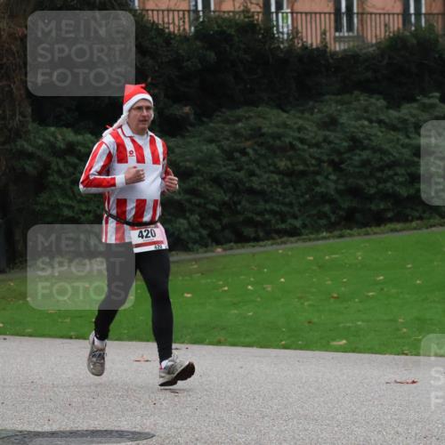 08.12.2024 - St. Pauli X-Mass-Run No. 14 Strokosch-Dieckow http://msf.ph/oto/7504793 08.12.2024 09:38:33 Laufen 3300, 420, 420 meine-sportfotos.de