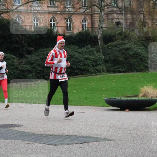 08.12.2024 - St. Pauli X-Mass-Run No. 14 Strokosch-Dieckow http://msf.ph/oto/7504798 08.12.2024 09:38:34 Laufen 3300, 420 meine-sportfotos.de
