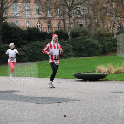 08.12.2024 - St. Pauli X-Mass-Run No. 14 Strokosch-Dieckow http://msf.ph/oto/7504802 08.12.2024 09:38:34 Laufen 438, 3300, 420 meine-sportfotos.de
