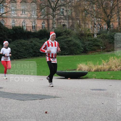 08.12.2024 - St. Pauli X-Mass-Run No. 14 Strokosch-Dieckow http://msf.ph/oto/7504805 08.12.2024 09:38:34 Laufen 438, 3300, 420 meine-sportfotos.de
