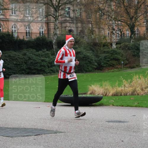08.12.2024 - St. Pauli X-Mass-Run No. 14 Strokosch-Dieckow http://msf.ph/oto/7504807 08.12.2024 09:38:35 Laufen 3300, 420 meine-sportfotos.de