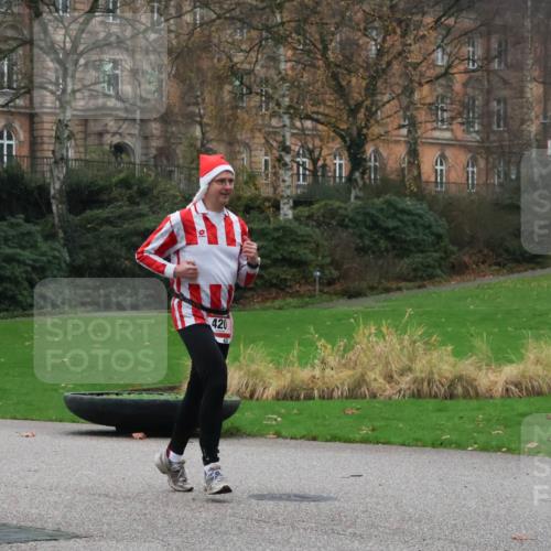 08.12.2024 - St. Pauli X-Mass-Run No. 14 Strokosch-Dieckow http://msf.ph/oto/7504809 08.12.2024 09:38:35 Laufen 3300, 420 meine-sportfotos.de