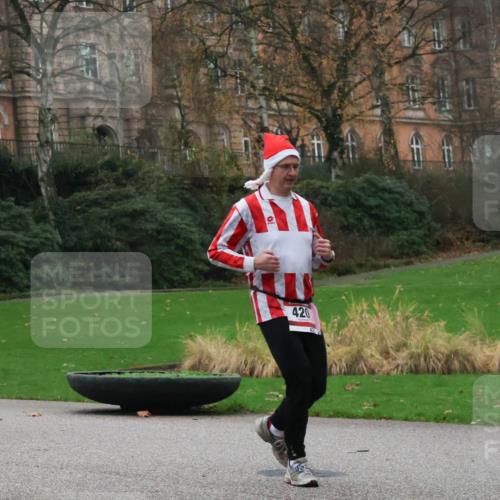 08.12.2024 - St. Pauli X-Mass-Run No. 14 Strokosch-Dieckow http://msf.ph/oto/7504811 08.12.2024 09:38:35 Laufen 3300, 420 meine-sportfotos.de