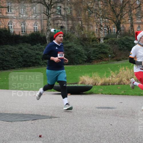 08.12.2024 - St. Pauli X-Mass-Run No. 14 Strokosch-Dieckow http://msf.ph/oto/7504822 08.12.2024 09:38:36 Laufen 438, 13300 meine-sportfotos.de