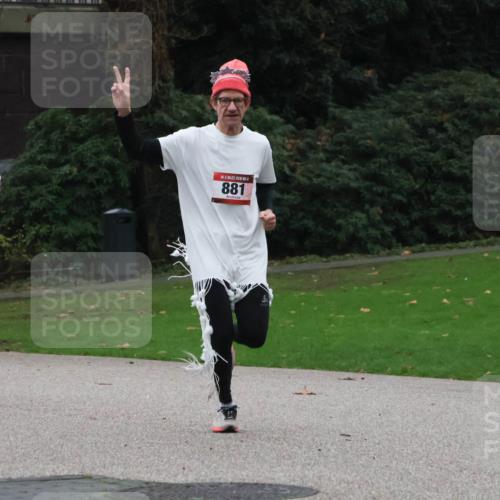 08.12.2024 - St. Pauli X-Mass-Run No. 14 Strokosch-Dieckow http://msf.ph/oto/7504848 08.12.2024 09:38:40 Laufen 881, 859 meine-sportfotos.de