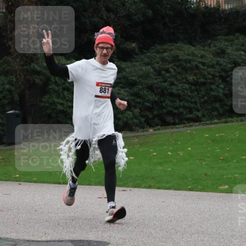 08.12.2024 - St. Pauli X-Mass-Run No. 14 Strokosch-Dieckow http://msf.ph/oto/7504851 08.12.2024 09:38:40 Laufen 859, 881 meine-sportfotos.de