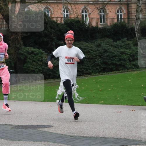 08.12.2024 - St. Pauli X-Mass-Run No. 14 Strokosch-Dieckow http://msf.ph/oto/7504854 08.12.2024 09:38:41 Laufen 859, 881 meine-sportfotos.de