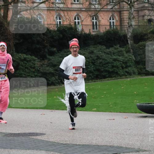 08.12.2024 - St. Pauli X-Mass-Run No. 14 Strokosch-Dieckow http://msf.ph/oto/7504856 08.12.2024 09:38:41 Laufen 859, 881 meine-sportfotos.de