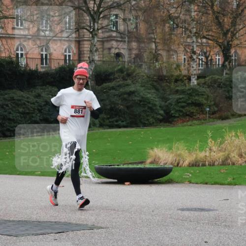 08.12.2024 - St. Pauli X-Mass-Run No. 14 Strokosch-Dieckow http://msf.ph/oto/7504861 08.12.2024 09:38:41 Laufen 859, 881 meine-sportfotos.de