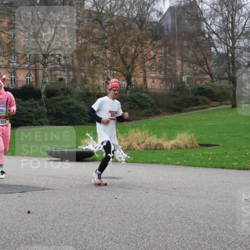 08.12.2024 - St. Pauli X-Mass-Run No. 14 Strokosch-Dieckow http://msf.ph/oto/7504863 08.12.2024 09:38:42 Laufen 859, 881 meine-sportfotos.de