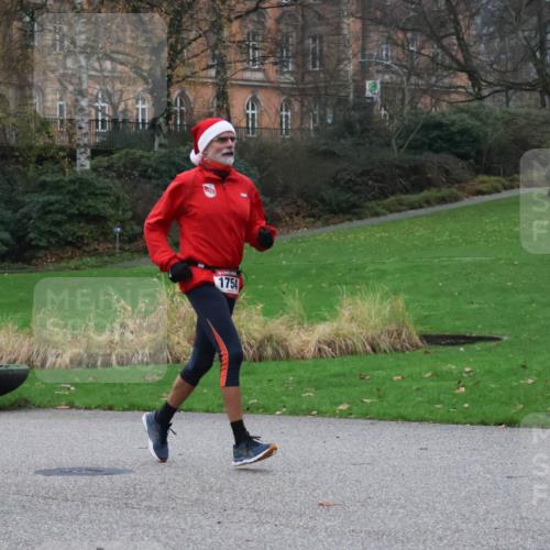 08.12.2024 - St. Pauli X-Mass-Run No. 14 Strokosch-Dieckow http://msf.ph/oto/7504900 08.12.2024 09:38:47 Laufen 1754 meine-sportfotos.de