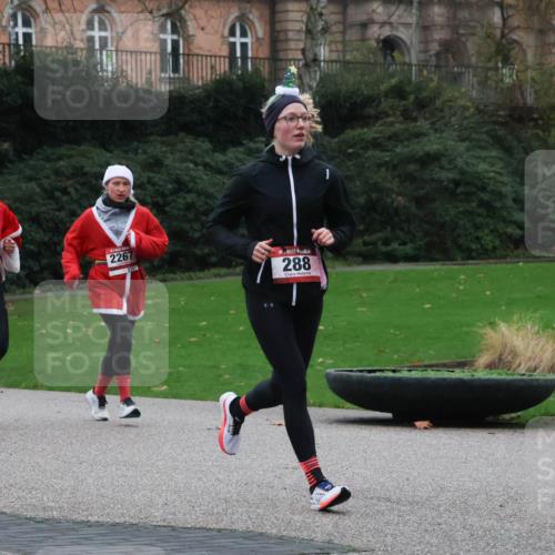 08.12.2024 - St. Pauli X-Mass-Run No. 14 Strokosch-Dieckow http://msf.ph/oto/7504903 08.12.2024 09:38:49 Laufen 291, 1291, 2267, 2267, 288 meine-sportfotos.de