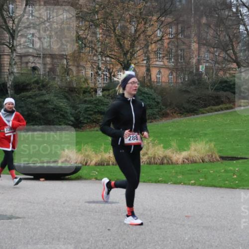 08.12.2024 - St. Pauli X-Mass-Run No. 14 Strokosch-Dieckow http://msf.ph/oto/7504908 08.12.2024 09:38:49 Laufen 291, 226, 288 meine-sportfotos.de