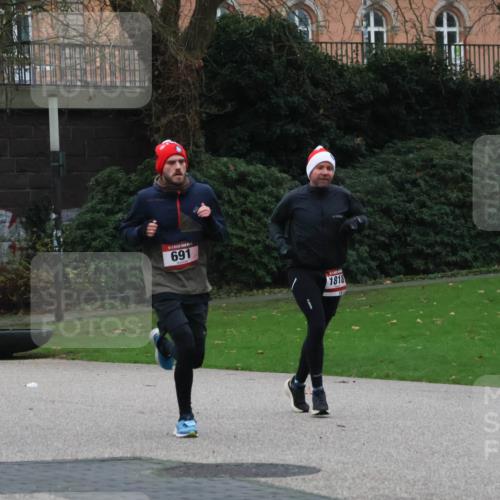 08.12.2024 - St. Pauli X-Mass-Run No. 14 Strokosch-Dieckow http://msf.ph/oto/7504934 08.12.2024 09:38:54 Laufen 691, 1818 meine-sportfotos.de
