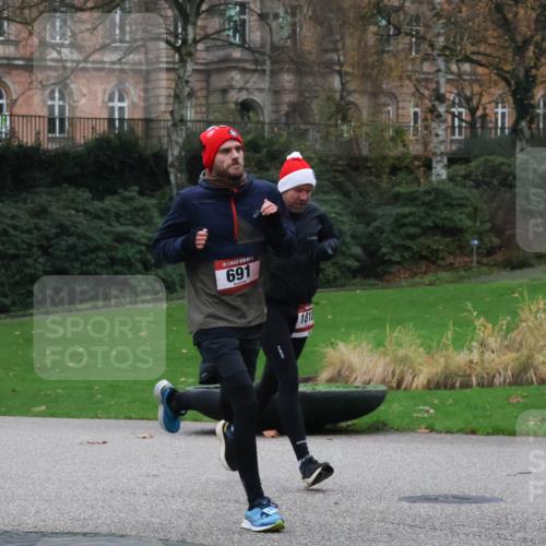 08.12.2024 - St. Pauli X-Mass-Run No. 14 Strokosch-Dieckow http://msf.ph/oto/7504944 08.12.2024 09:38:55 Laufen 691, 1818 meine-sportfotos.de