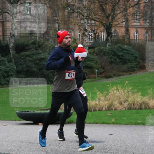 08.12.2024 - St. Pauli X-Mass-Run No. 14 Strokosch-Dieckow http://msf.ph/oto/7504948 08.12.2024 09:38:56 Laufen 691, 18, 69 meine-sportfotos.de