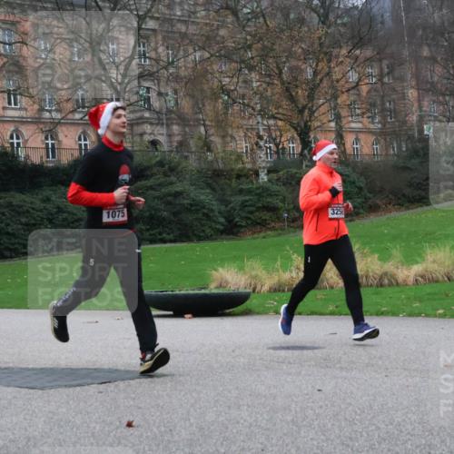 08.12.2024 - St. Pauli X-Mass-Run No. 14 Strokosch-Dieckow http://msf.ph/oto/7504960 08.12.2024 09:39:01 Laufen 1075, 1080, 3256 meine-sportfotos.de