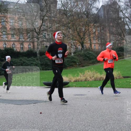 08.12.2024 - St. Pauli X-Mass-Run No. 14 Strokosch-Dieckow http://msf.ph/oto/7504962 08.12.2024 09:39:01 Laufen 1080, 5, 1075, 3256 meine-sportfotos.de