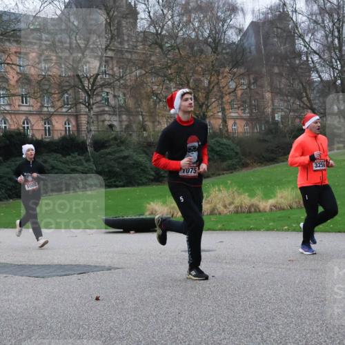 08.12.2024 - St. Pauli X-Mass-Run No. 14 Strokosch-Dieckow http://msf.ph/oto/7504966 08.12.2024 09:39:01 Laufen 1080, 5, 075, 3256 meine-sportfotos.de