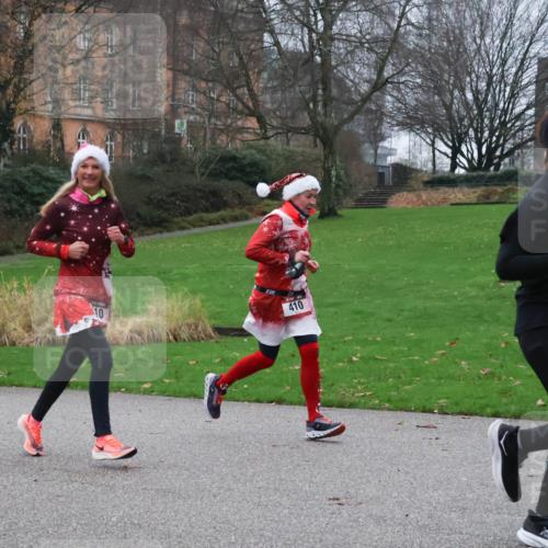 08.12.2024 - St. Pauli X-Mass-Run No. 14 Strokosch-Dieckow http://msf.ph/oto/7505010 08.12.2024 09:39:11 Laufen 10, 410, 3022 meine-sportfotos.de