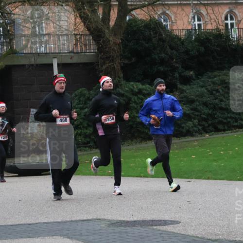 08.12.2024 - St. Pauli X-Mass-Run No. 14 Strokosch-Dieckow http://msf.ph/oto/7505048 08.12.2024 09:39:18 Laufen 3094, 1202, 488, 850 meine-sportfotos.de
