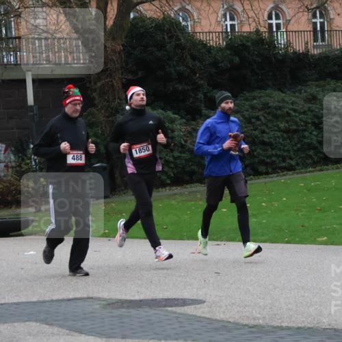 08.12.2024 - St. Pauli X-Mass-Run No. 14 Strokosch-Dieckow http://msf.ph/oto/7505050 08.12.2024 09:39:18 Laufen 1202, 488, 1850 meine-sportfotos.de
