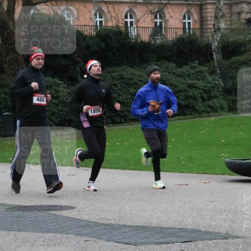 08.12.2024 - St. Pauli X-Mass-Run No. 14 Strokosch-Dieckow http://msf.ph/oto/7505056 08.12.2024 09:39:18 Laufen 202, 488, 1850 meine-sportfotos.de