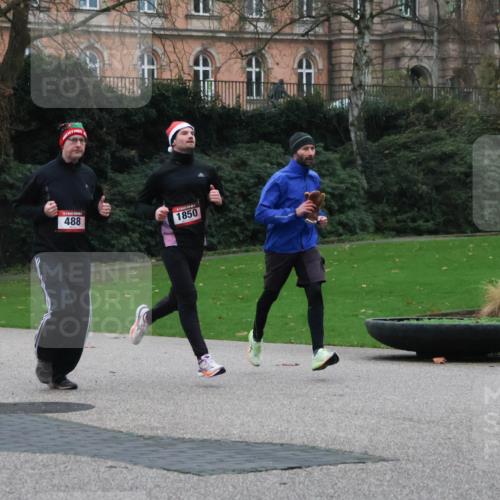 08.12.2024 - St. Pauli X-Mass-Run No. 14 Strokosch-Dieckow http://msf.ph/oto/7505058 08.12.2024 09:39:19 Laufen 488, 1850 meine-sportfotos.de