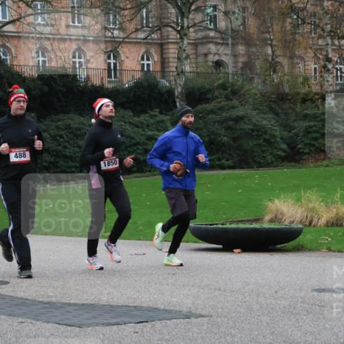 08.12.2024 - St. Pauli X-Mass-Run No. 14 Strokosch-Dieckow http://msf.ph/oto/7505062 08.12.2024 09:39:19 Laufen 488, 1850 meine-sportfotos.de