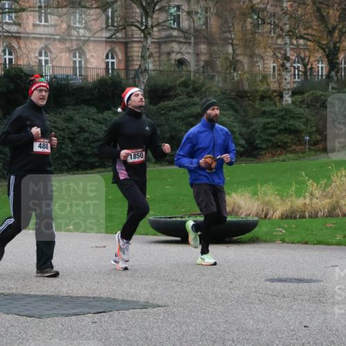 08.12.2024 - St. Pauli X-Mass-Run No. 14 Strokosch-Dieckow http://msf.ph/oto/7505064 08.12.2024 09:39:19 Laufen 488, 1850 meine-sportfotos.de