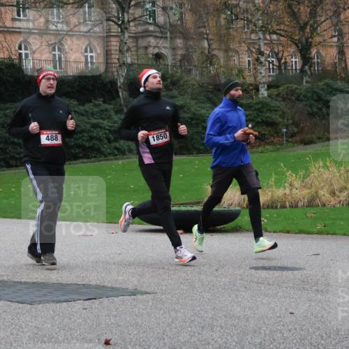 08.12.2024 - St. Pauli X-Mass-Run No. 14 Strokosch-Dieckow http://msf.ph/oto/7505068 08.12.2024 09:39:19 Laufen 488, 1850 meine-sportfotos.de