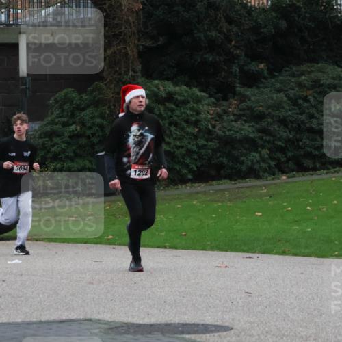08.12.2024 - St. Pauli X-Mass-Run No. 14 Strokosch-Dieckow http://msf.ph/oto/7505070 08.12.2024 09:39:20 Laufen 195, 3094, 1202 meine-sportfotos.de