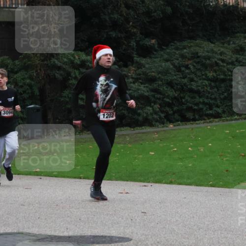 08.12.2024 - St. Pauli X-Mass-Run No. 14 Strokosch-Dieckow http://msf.ph/oto/7505076 08.12.2024 09:39:21 Laufen 3094, 1202 meine-sportfotos.de