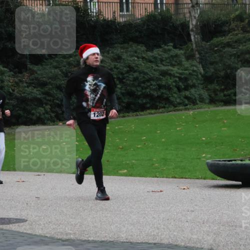 08.12.2024 - St. Pauli X-Mass-Run No. 14 Strokosch-Dieckow http://msf.ph/oto/7505086 08.12.2024 09:39:21 Laufen 3094, 1202 meine-sportfotos.de
