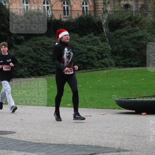 08.12.2024 - St. Pauli X-Mass-Run No. 14 Strokosch-Dieckow http://msf.ph/oto/7505090 08.12.2024 09:39:22 Laufen 3095, 3094, 92 meine-sportfotos.de