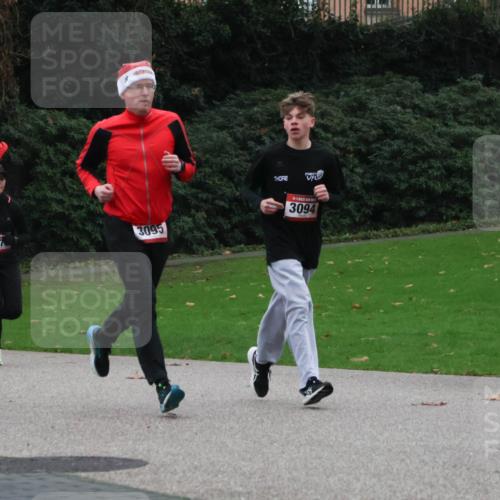 08.12.2024 - St. Pauli X-Mass-Run No. 14 Strokosch-Dieckow http://msf.ph/oto/7505096 08.12.2024 09:39:22 Laufen 49, 111, 3095, 3094, 02 meine-sportfotos.de