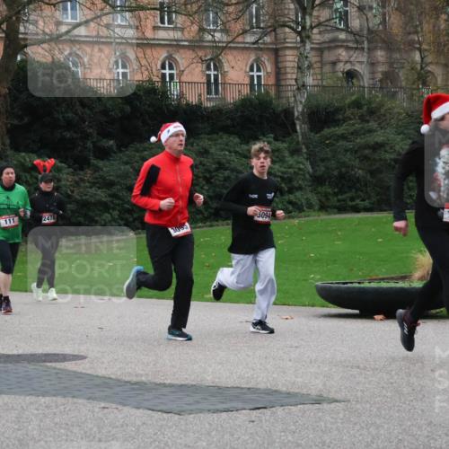 08.12.2024 - St. Pauli X-Mass-Run No. 14 Strokosch-Dieckow http://msf.ph/oto/7505102 08.12.2024 09:39:23 Laufen 2428, 111, 2478, 3095, 3094, 1202 meine-sportfotos.de