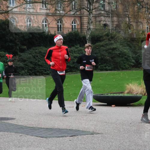 08.12.2024 - St. Pauli X-Mass-Run No. 14 Strokosch-Dieckow http://msf.ph/oto/7505103 08.12.2024 09:39:23 Laufen 2428, 111, 3095, 3094, 02 meine-sportfotos.de